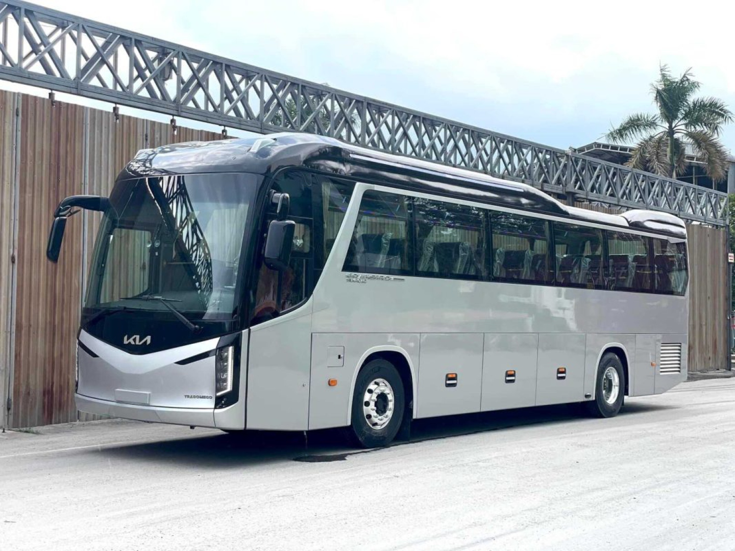 cho thuê xe Kia Granbird 45 chỗ TPHCM